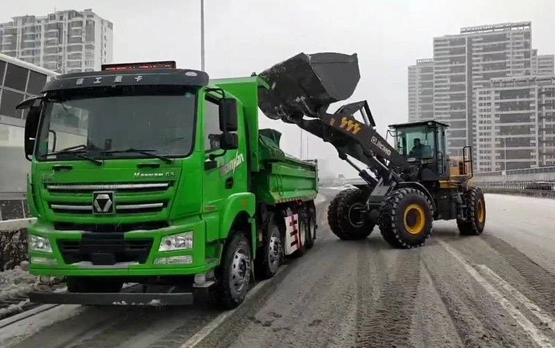除雪保流通，，，尊龙凯时汽车在行动