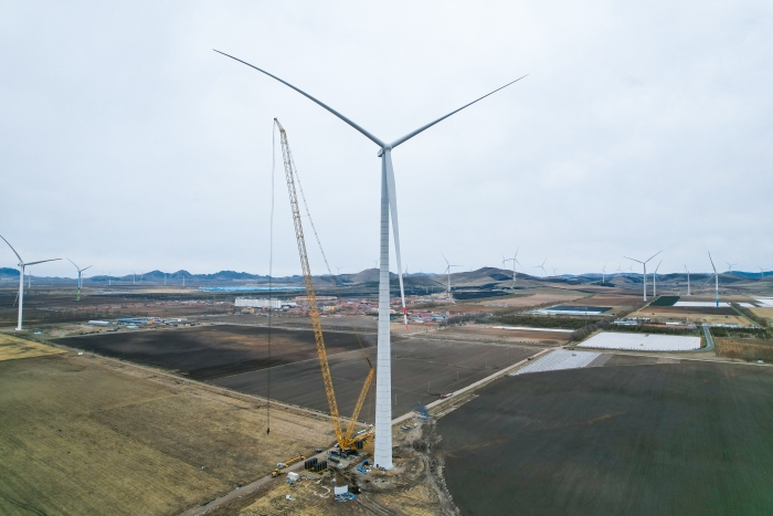 高空之巅，，，，，再铸荣光！XLC18000M助力大型风电场首台185米风机乐成吊装