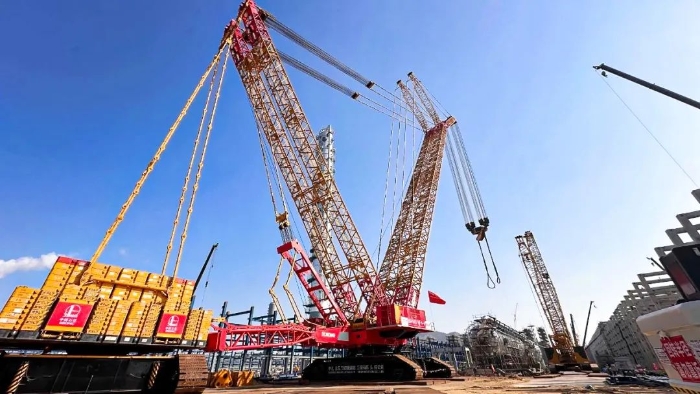 全球首台问世的4000吨履带式起重机，，，，，再创海内吊装新纪录！