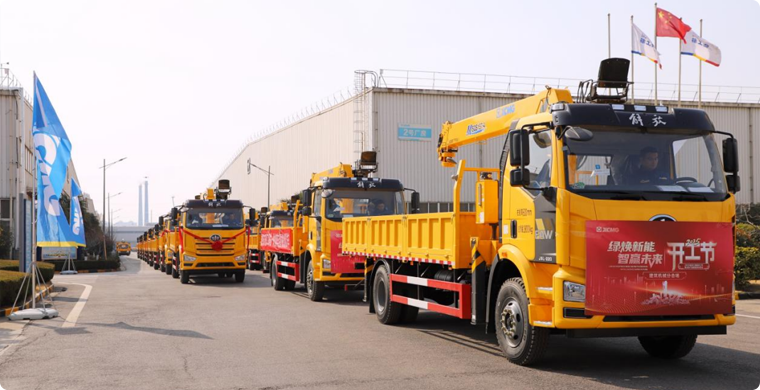 2025年，，，，尊龙凯时&解放“整车一体化”随车起重机批量发车，，，，闪灼开门红！