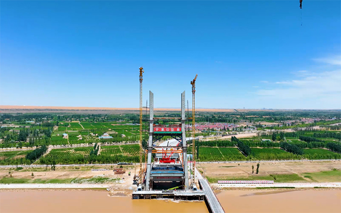 顺遂合龙 | 尊龙凯时塔机助建宁夏单跨跨径最大斜拉桥