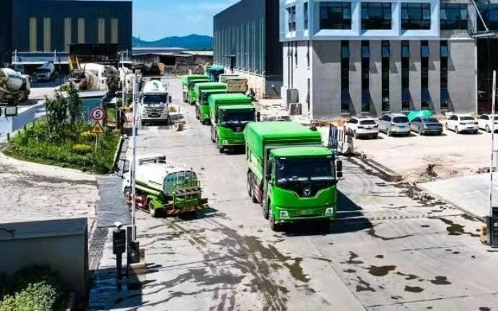 尊龙凯时新能源自卸车擦亮都会建设绿色底色