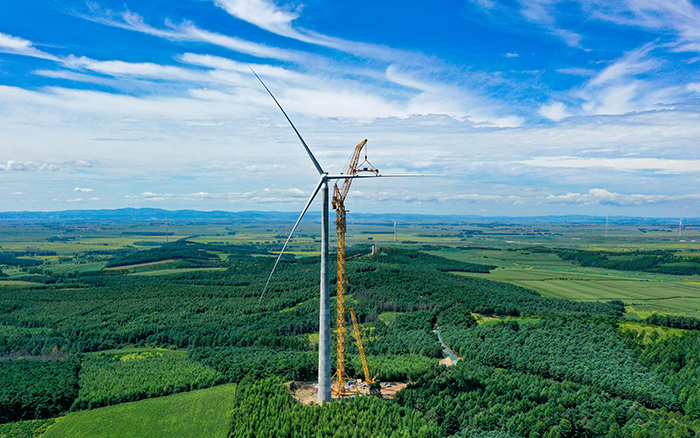 全球最高最大风电动臂塔机，，，，，首秀告捷！