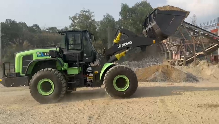 尊龙凯时纯电动装载机助力越南砂石料场，，，，，，，开启绿色施工新纪元