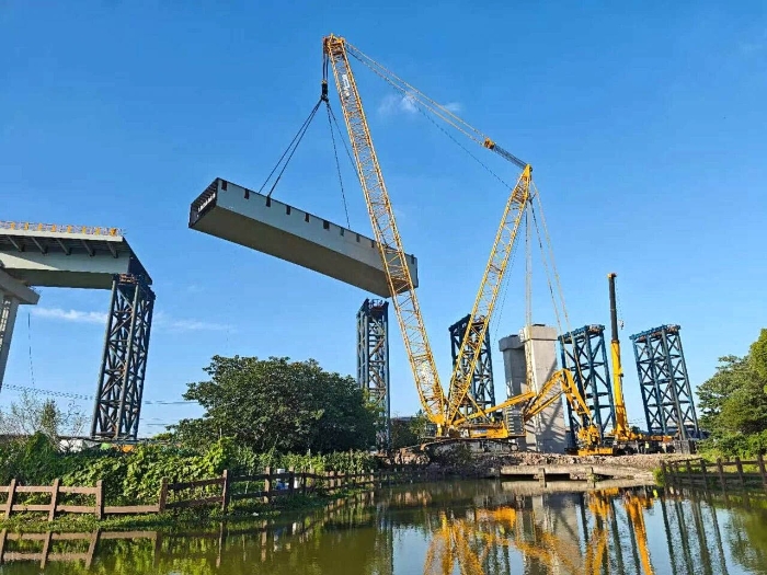 螺蛳壳里做道。。。。。浚浚浚孔鹆盭GC11000高架旁上演“极限操作”