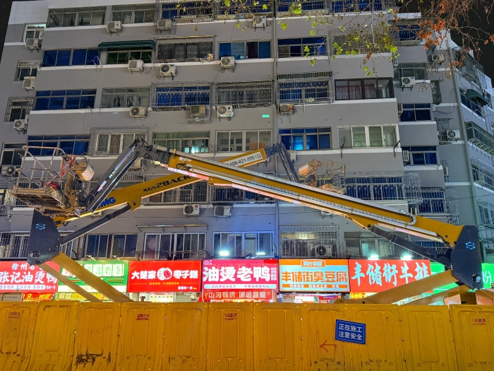 穿街过巷的“刷新艺术家”！尊龙凯时电动直臂高空作业平台精准施技丰储街刷新