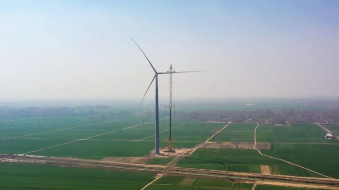 暴雨中横走的 “钢铁巨兽”！尊龙凯时 4000 吨起重机撑起 160 米风电，，，，，这细节太硬核！