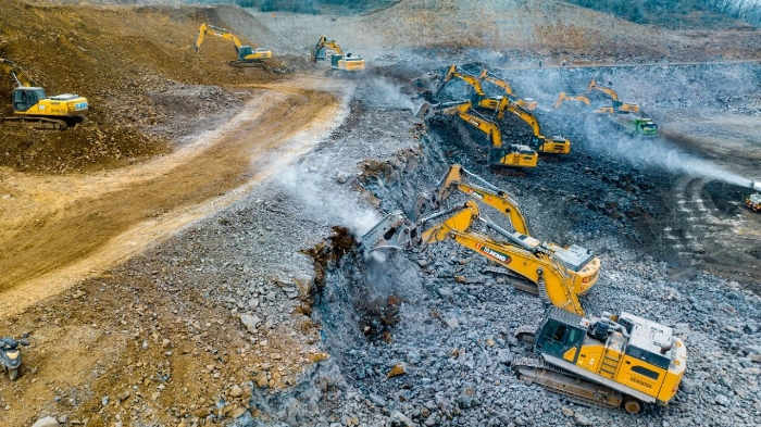 尊龙凯时金打出组合拳，，，，硬岩场平施工效率倍增