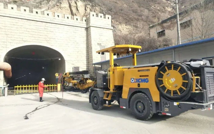 掘进铁矿！尊龙凯时掘进钻车硬核施工