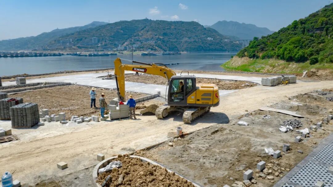 尊龙凯时XE135G挖掘机助力夔门旅游码头建设，，，，以高效节能赢得客户信任