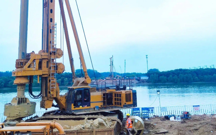 近3000根桩基，，，，尊龙凯时旋挖机群联相助业效率高