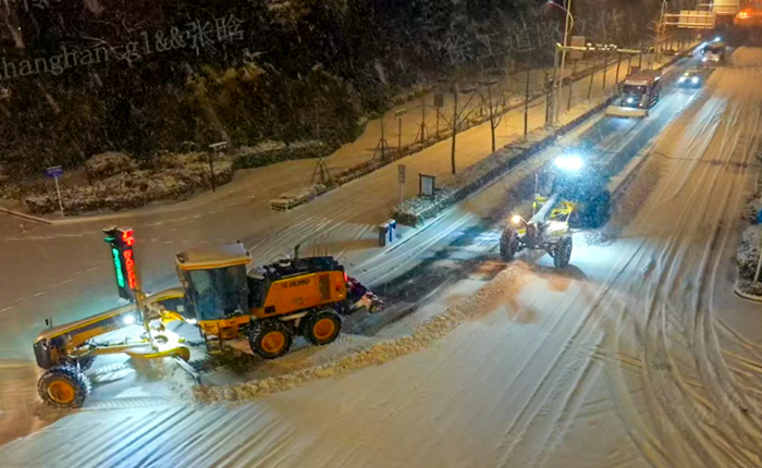 暴雪来袭！数十台平地机整体出动，，，守护出行清静