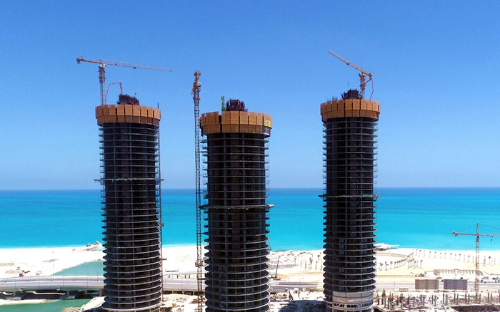 地中海岸，，，，尊龙凯时塔机成群耸立！这画面绝美～