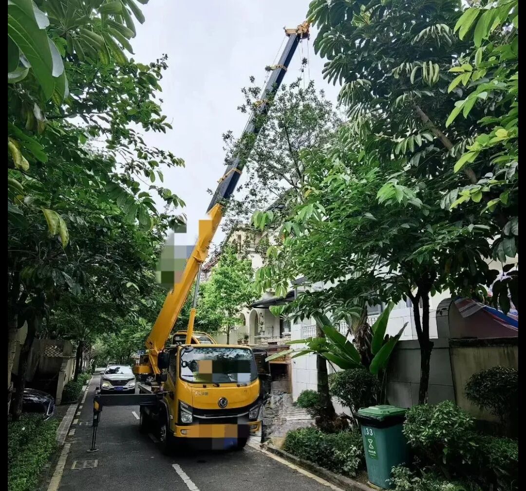 六楼窗口吊空调？？？？？？窄巷子种大树？？？？？？有这辆“小钢炮”，，，施工队再也不愁了